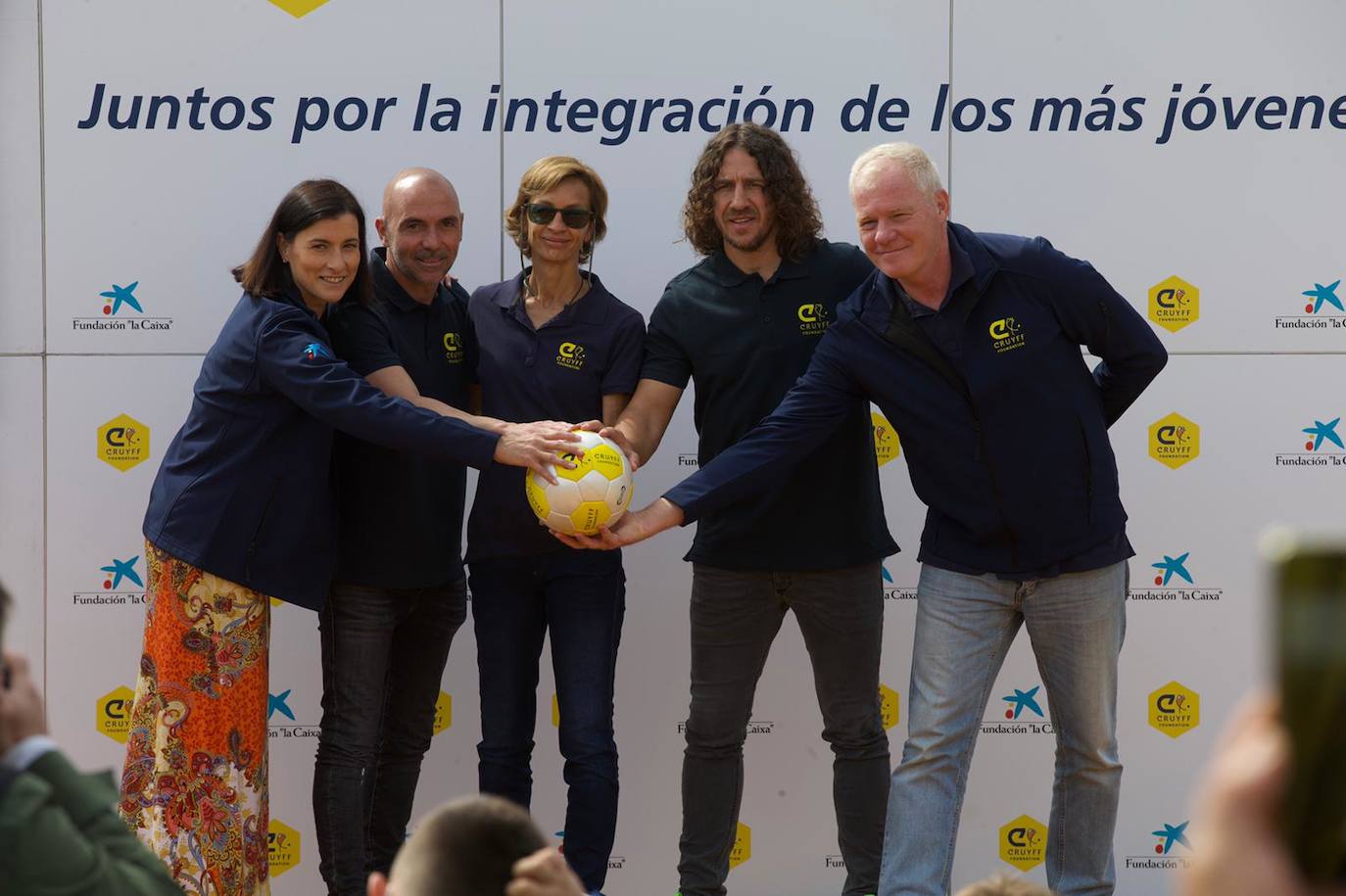 El Barrio Pesquero estrena nuevo campo de césped artificial, de uso público y a disposición de todos los vecinos, gracias a la Fundación Cruyff, Fundación La Caixa y el Ayuntamiento de Santander, a través del Instituto Municipal de Deportes. En el acto han participado Susila Cruyff, presidenta de la Fundación Cruyff; el santanderino Iván de la Peña, embajador de la Fundación Cruyff; Carles Puyol, patrón de la Fundación Cruyff; Alejandro Fernández, responsable comercial de Educación y Marketing de la Fundación La Caixa; escolares santanderinos y vecinos del barrio