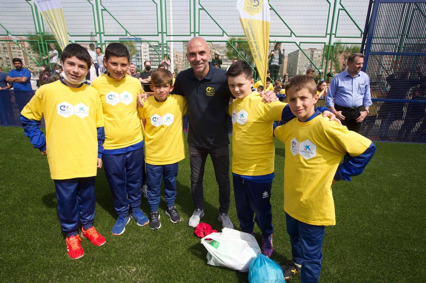 El Barrio Pesquero estrena nuevo campo de césped artificial, de uso público y a disposición de todos los vecinos, gracias a la Fundación Cruyff, Fundación La Caixa y el Ayuntamiento de Santander, a través del Instituto Municipal de Deportes. En el acto han participado Susila Cruyff, presidenta de la Fundación Cruyff; el santanderino Iván de la Peña, embajador de la Fundación Cruyff; Carles Puyol, patrón de la Fundación Cruyff; Alejandro Fernández, responsable comercial de Educación y Marketing de la Fundación La Caixa; escolares santanderinos y vecinos del barrio