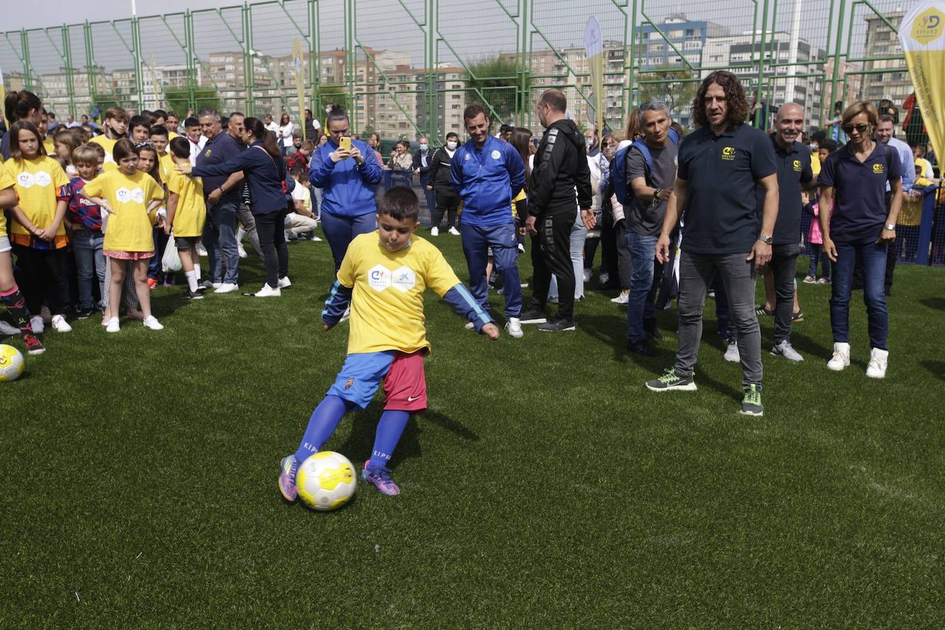 El Barrio Pesquero estrena nuevo campo de césped artificial, de uso público y a disposición de todos los vecinos, gracias a la Fundación Cruyff, Fundación La Caixa y el Ayuntamiento de Santander, a través del Instituto Municipal de Deportes. En el acto han participado Susila Cruyff, presidenta de la Fundación Cruyff; el santanderino Iván de la Peña, embajador de la Fundación Cruyff; Carles Puyol, patrón de la Fundación Cruyff; Alejandro Fernández, responsable comercial de Educación y Marketing de la Fundación La Caixa; escolares santanderinos y vecinos del barrio