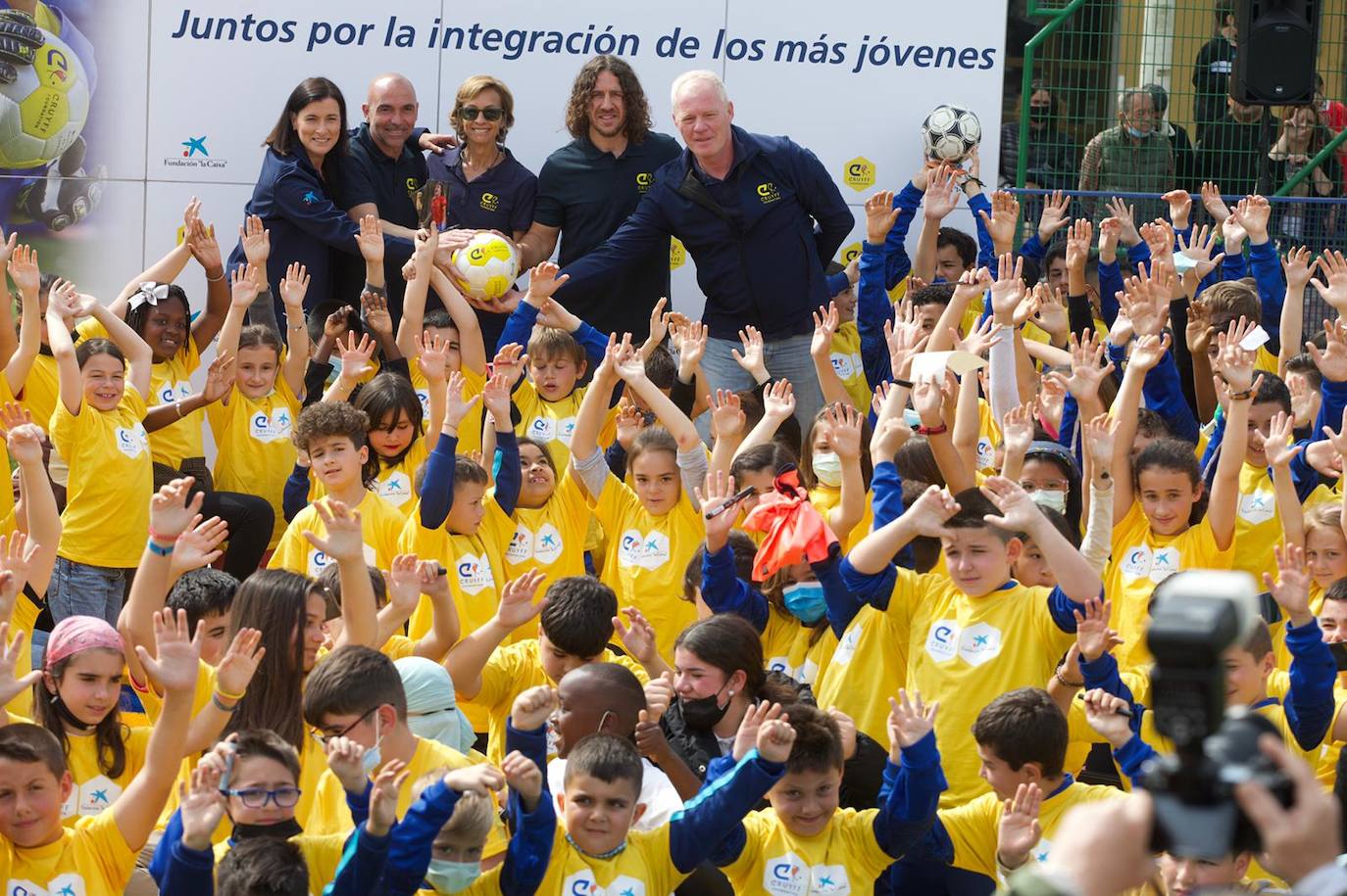 El Barrio Pesquero estrena nuevo campo de césped artificial, de uso público y a disposición de todos los vecinos, gracias a la Fundación Cruyff, Fundación La Caixa y el Ayuntamiento de Santander, a través del Instituto Municipal de Deportes. En el acto han participado Susila Cruyff, presidenta de la Fundación Cruyff; el santanderino Iván de la Peña, embajador de la Fundación Cruyff; Carles Puyol, patrón de la Fundación Cruyff; Alejandro Fernández, responsable comercial de Educación y Marketing de la Fundación La Caixa; escolares santanderinos y vecinos del barrio