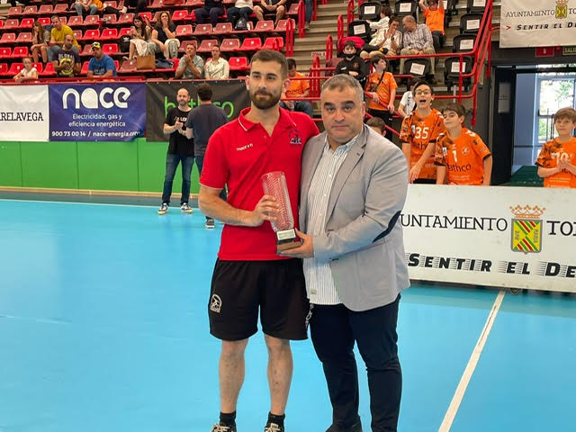 El equipo que dirige Dani Hernández ha cerrado la temporada perfecta tras conseguir el ascenso a Primera Nacional tras cerrar invicto el sector nacional que disputaron durante este fin de semana en el Vicente Trueba. Los naranjas contaron sus partidos por victorias tras ganar en la primera jornada al Indupor Porriño (31-28), en la segunda al Indupime Basauri (33-31) y en la última al Grupo Dromedario Viana (29-15)