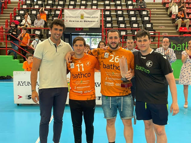 El equipo que dirige Dani Hernández ha cerrado la temporada perfecta tras conseguir el ascenso a Primera Nacional tras cerrar invicto el sector nacional que disputaron durante este fin de semana en el Vicente Trueba. Los naranjas contaron sus partidos por victorias tras ganar en la primera jornada al Indupor Porriño (31-28), en la segunda al Indupime Basauri (33-31) y en la última al Grupo Dromedario Viana (29-15)