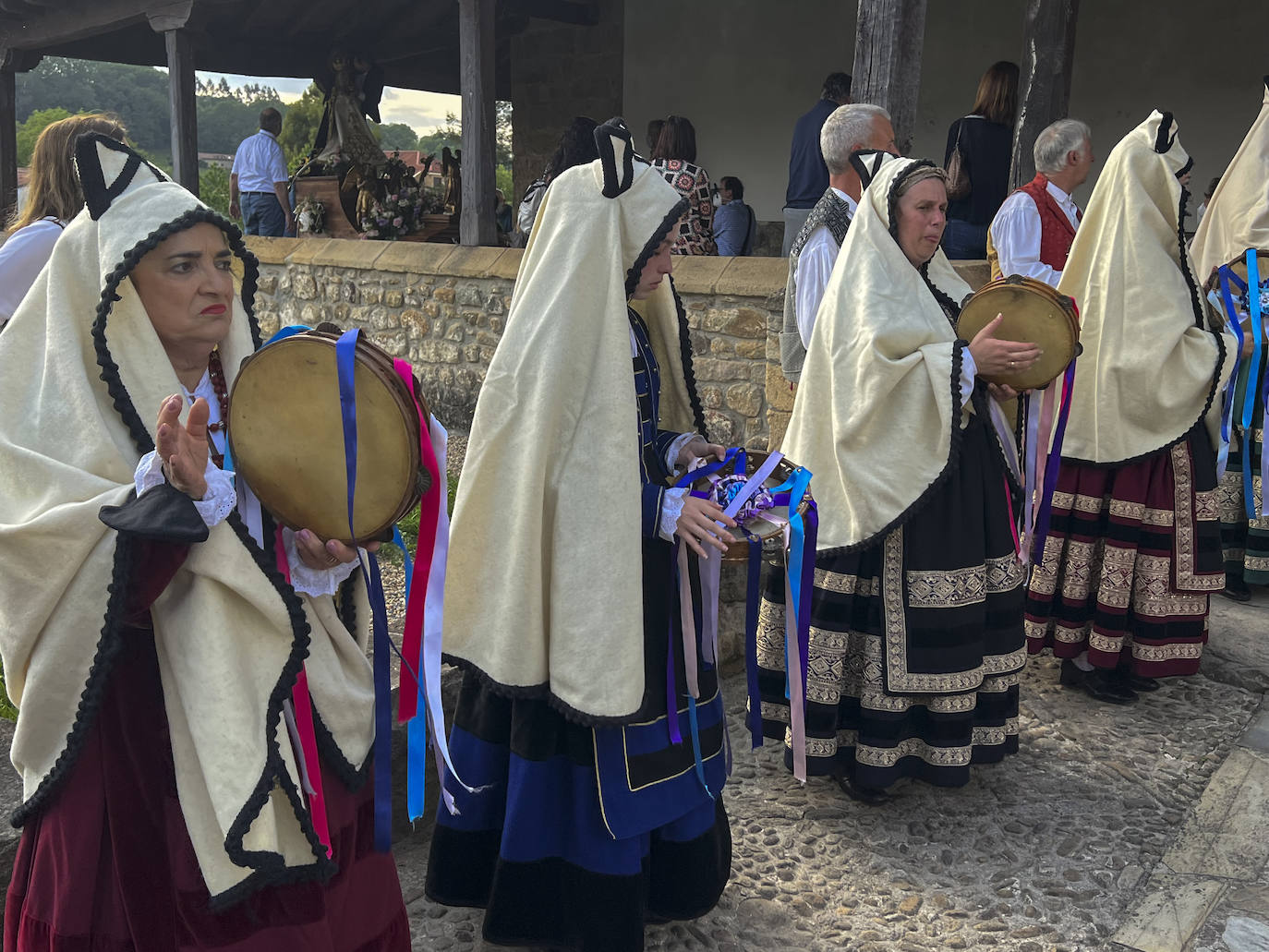 Durante el recorrido se cantó a la Virgen.