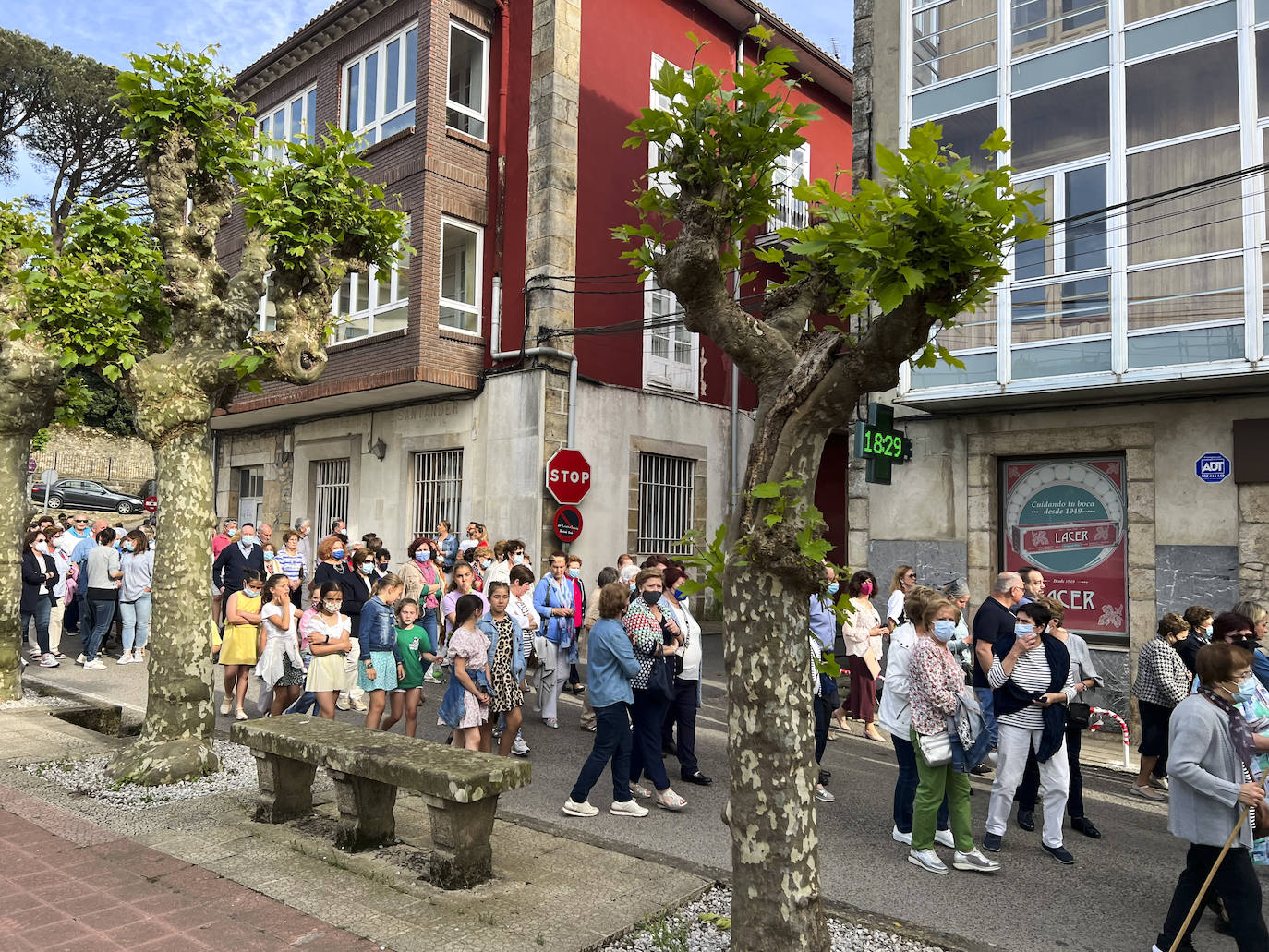 Imagen. Numerosos vecinos se unieron a la procesión. 