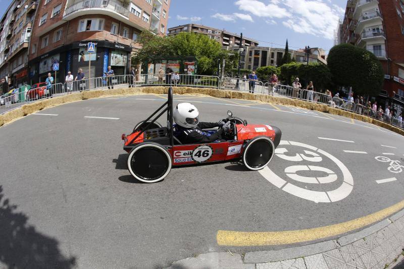 Este domingo, la Avenida de España de Torrelavega ha acogido el circuito 'Greenpower Iberia-Bridgestone', una prueba en la que participan 11 equipos de estudiantes procedentes de Cantabria, País Vasco, Galicia y Asturias, y en la que se compite con coches eléctricos y ecológicos construidos por ellos mismos.