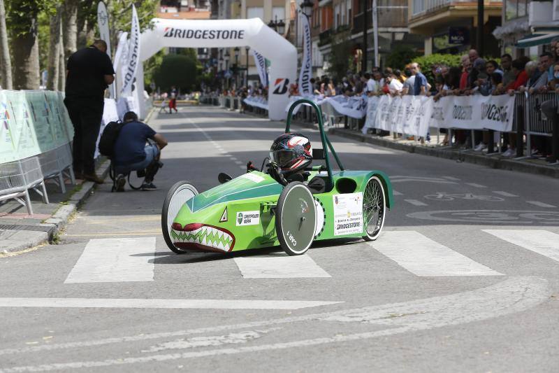 Este domingo, la Avenida de España de Torrelavega ha acogido el circuito 'Greenpower Iberia-Bridgestone', una prueba en la que participan 11 equipos de estudiantes procedentes de Cantabria, País Vasco, Galicia y Asturias, y en la que se compite con coches eléctricos y ecológicos construidos por ellos mismos.