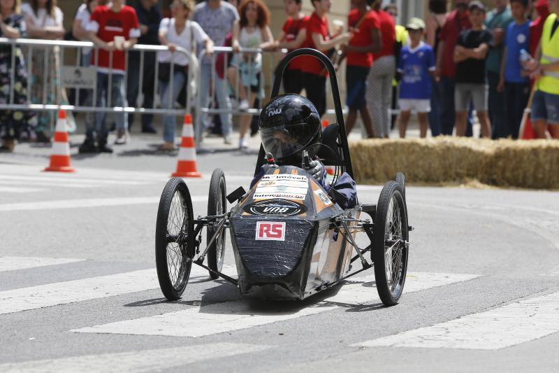 Este domingo, la Avenida de España de Torrelavega ha acogido el circuito 'Greenpower Iberia-Bridgestone', una prueba en la que participan 11 equipos de estudiantes procedentes de Cantabria, País Vasco, Galicia y Asturias, y en la que se compite con coches eléctricos y ecológicos construidos por ellos mismos.