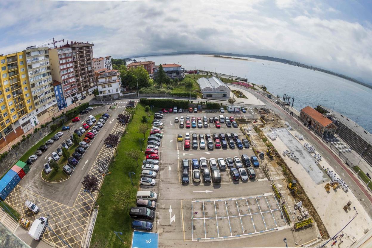 La vista de Gamazo, a modo de ojo de pez, destaca a la derecha de la imagen el estado del paseo que enlazará ambas infraestructuras culturales. 