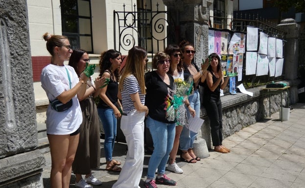 Imagen principal - Cientos de personas secundan en Laredo el llamamiento en apoyo de Ana María contra la violencia machista