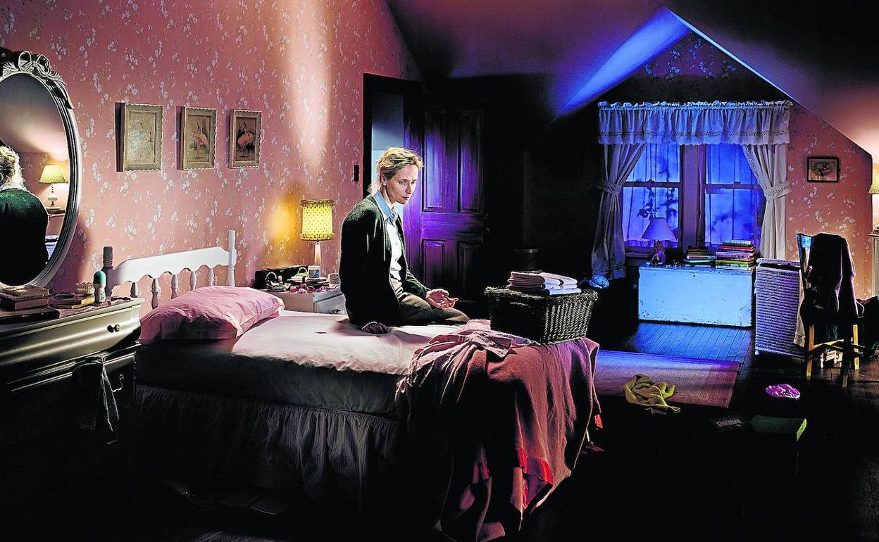 Gregory Crewdson, Untitled. Mother on bed with blood, 2004 . 