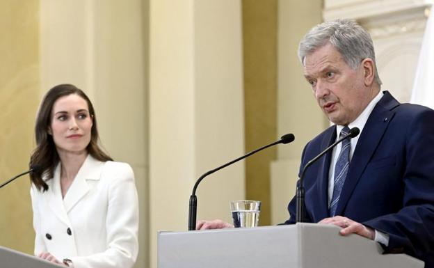 El presidente de Finlandia, Sauli Niinisto, y la primera ministra del país, Sanna Marin. 