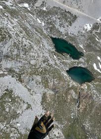 Imagen secundaria 2 - El helicóptero rescata a una montañera tras sufrir una caída en Picos de Europa