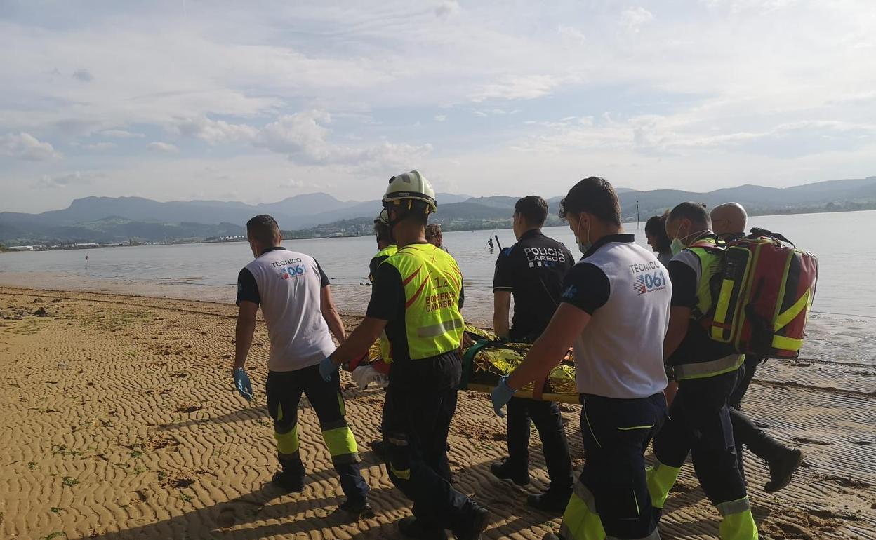 Trasladado a Valdecilla un hombre tras caerse de un caballo en la Playa del Regatón de Laredo