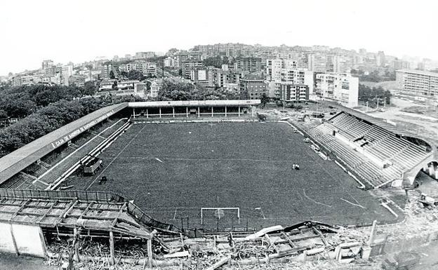 Demolición de los antiguos Campos de Sport en verano de 1988.