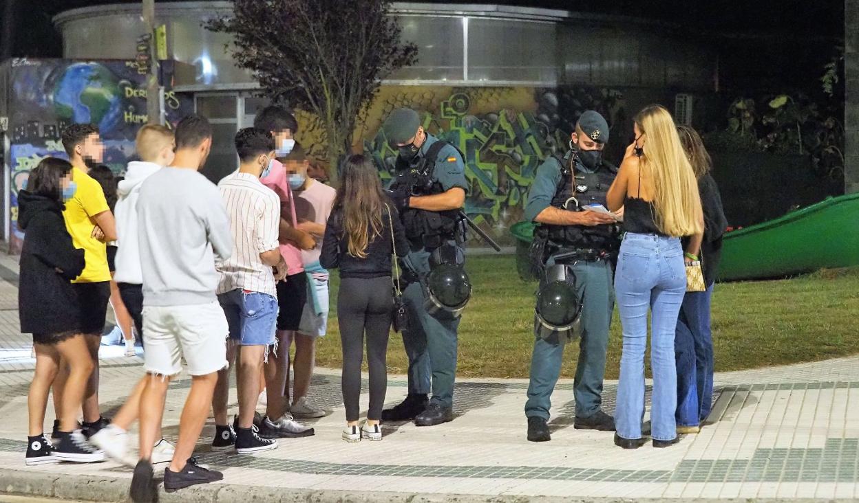 La Guardia Civil identifica a varios jóvenes que se encontraban por la calle en Noja este pasado verano. 