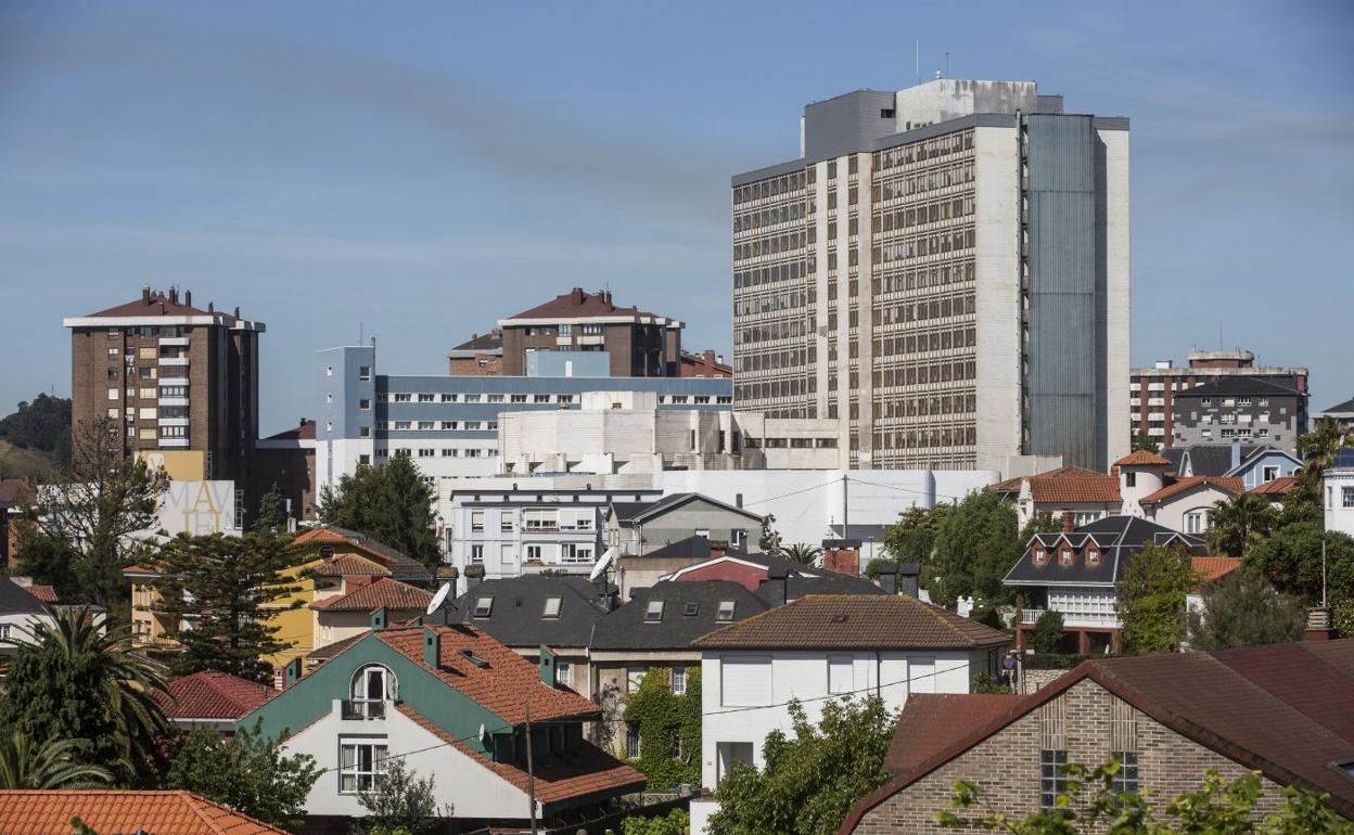 q Una mole en declive. El edificio de la Residencia Cantabria se eleva sobre los tejados de las viviendas de Ciudad Jardín. Se trata de una enorme construcción bien visible desde varias zonas. 