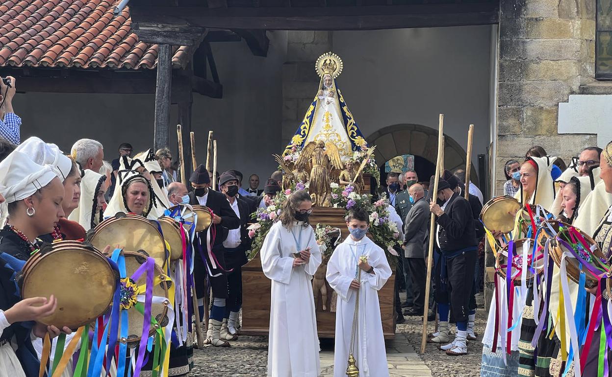 La imagen de la Virgen de Valvanuz en el momento de su salida de la iglesia de Selaya para iniciar la procesión.