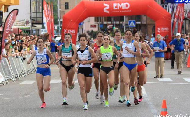 El grupo femenino élite de la milla, con Marta Pérez (1) en el centro e imponiendo el ritmo.