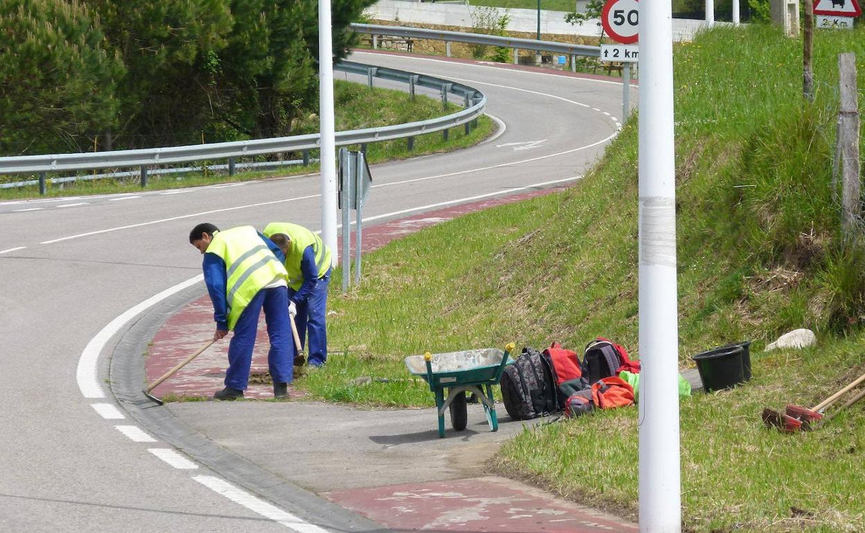 Operarios municipales de Suances acondicionan de una acera 