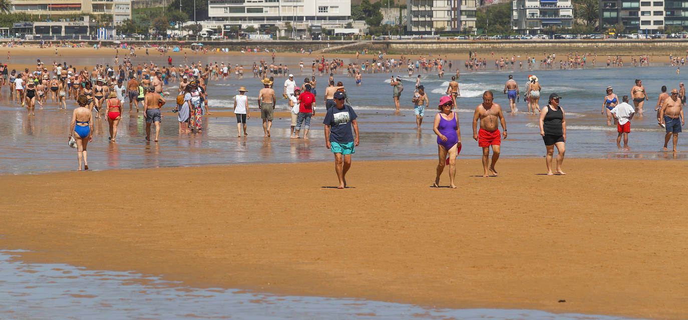 Fotos: El buen tiempo llena las playas