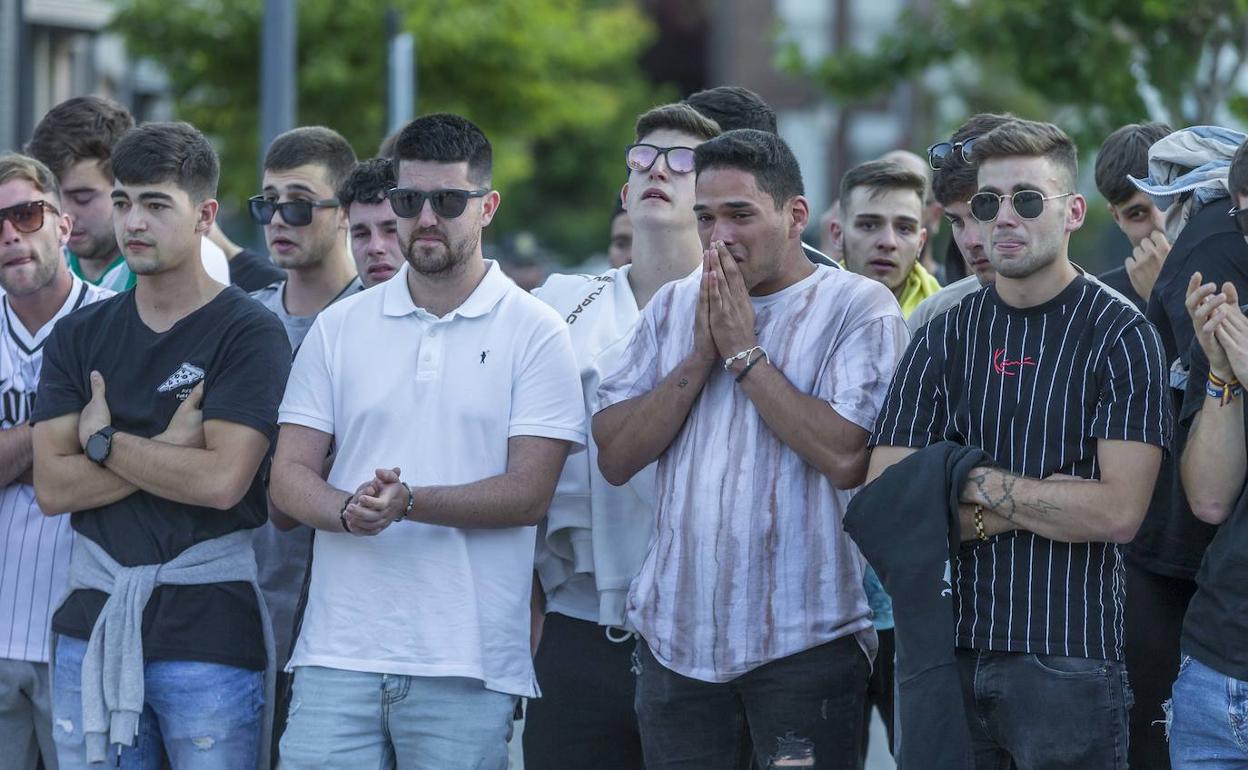 Jóvenes amigos de Mario, en el homenaje de este martes, al cumplirse el primer aniversario de su asesinato