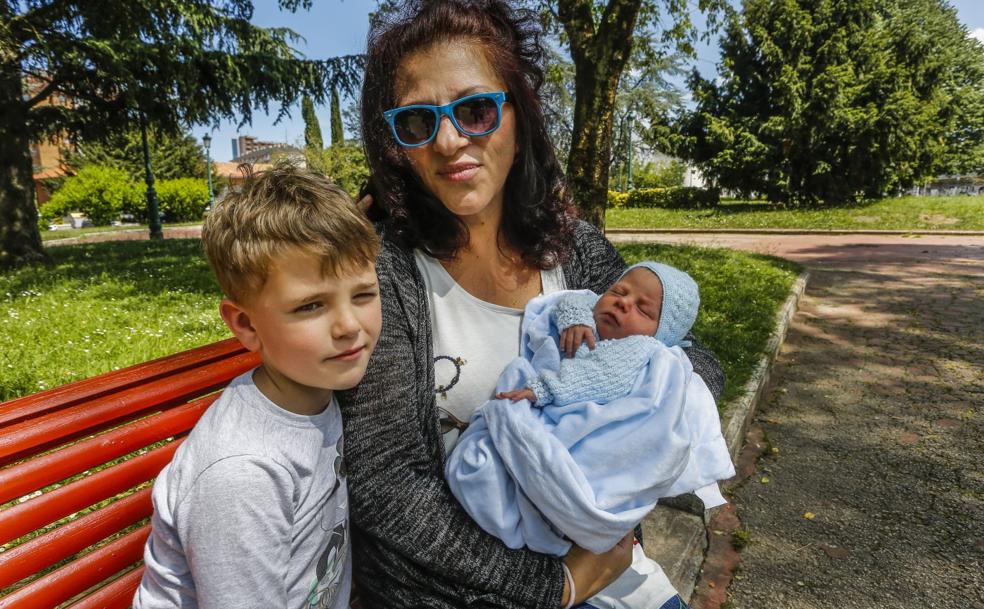 Yuliia Omelyanenko junto a sus dos hijos, Volodymyr y el recién nacido Emilio. 