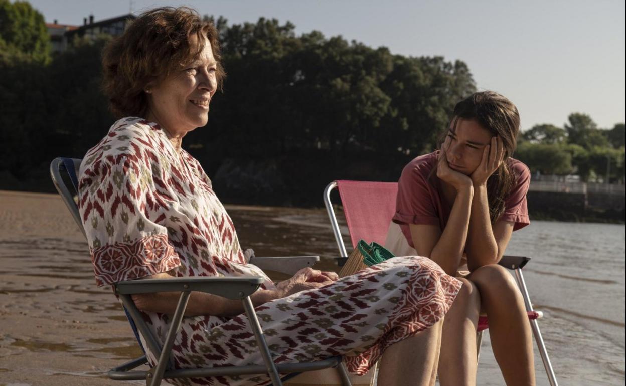 Susi Sánchez y Laia Costa, en una secuencia de la película rodada en el País Vasco. 