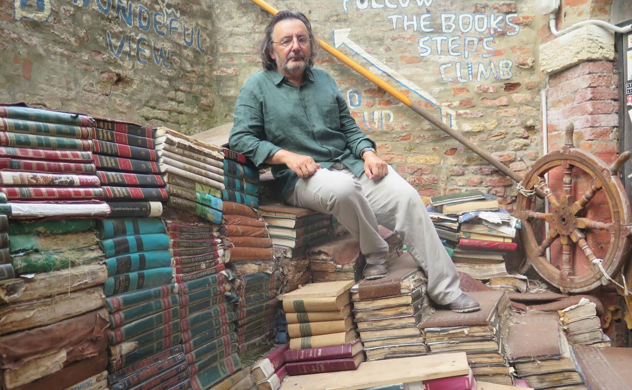 El autor, Rafael Manrique, posa en la librería Acqua Alta de Venecia.