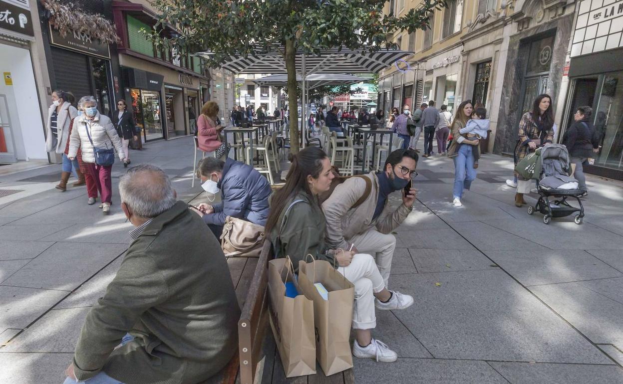 Turistas por las calles comerciales del centro de Santander.