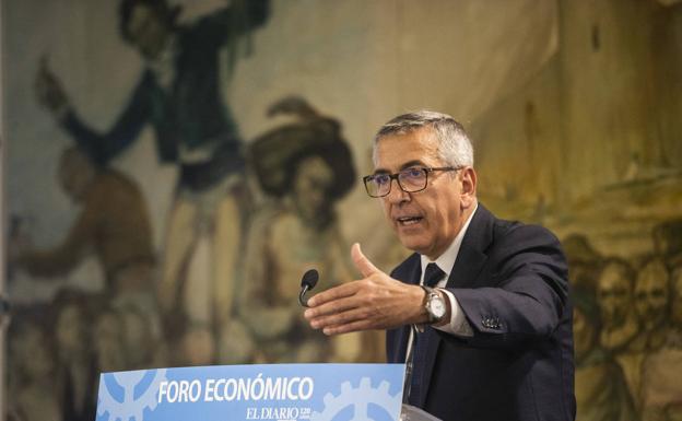 José Carlos García de Quevedo Ruiz, presidente del ICO, en el foro de El Diario Montañés, que moderó su director, Íñigo Noriega.