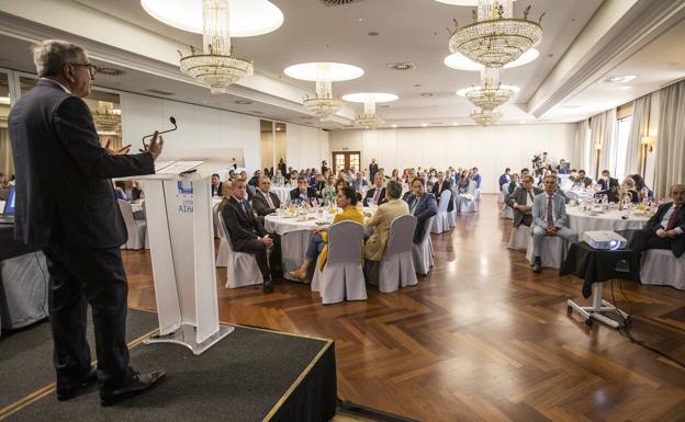 El presidente del Instituto de Crédito Oficial (ICP), José Carlos García de Quevedo Ruiz, ofrece su charla frente al público.