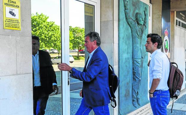 Miembros de la delegación de LaLiga entran al estadio. 