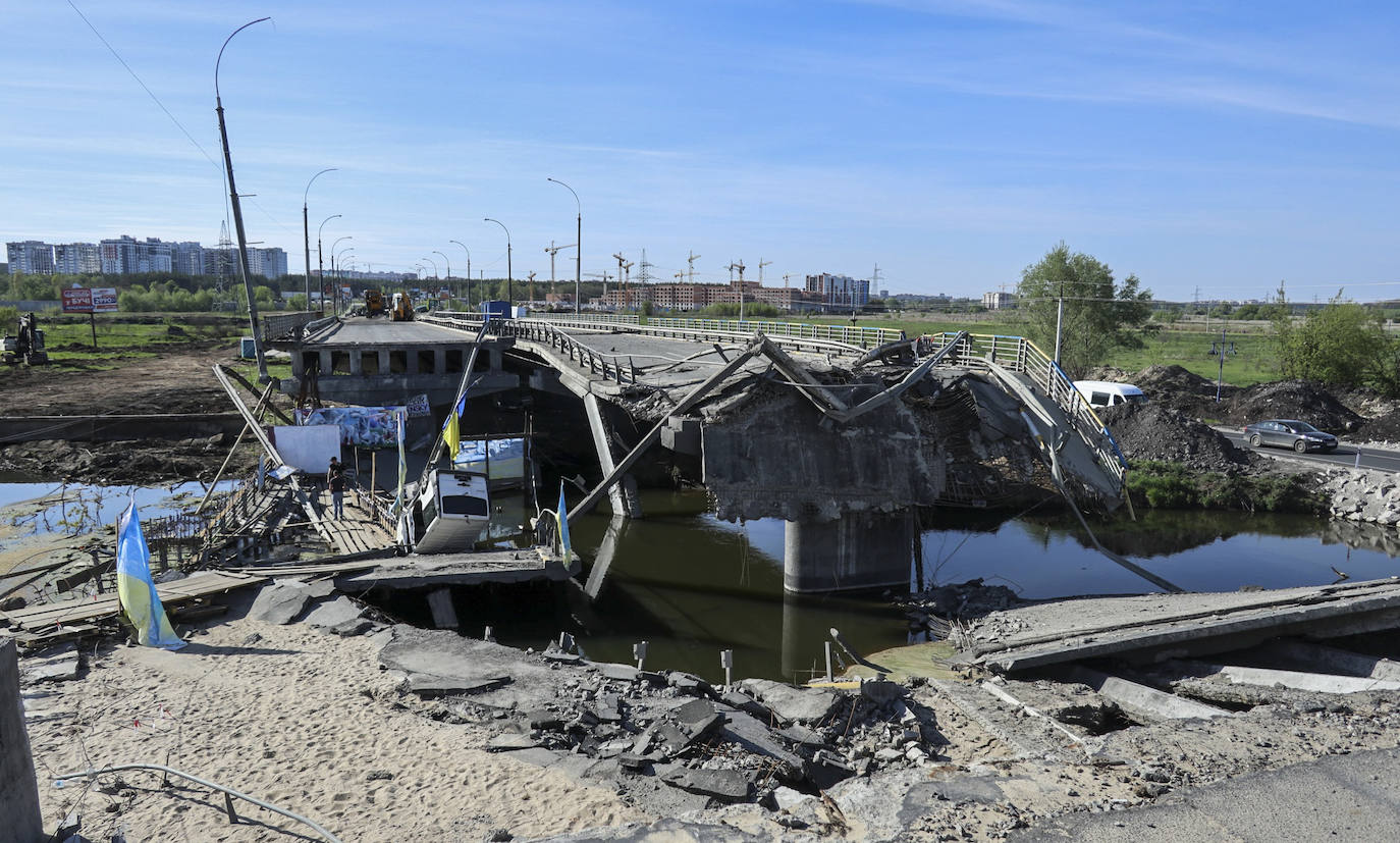 El ejército ruso bombardeó uno de los puentes de acceso a Bucha, inutilizando por completo la infraestructura.