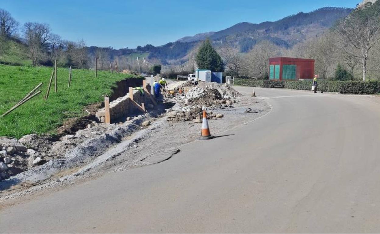 Obras en la carretera entre Las Caldas y Sovilla.