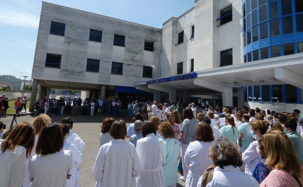 Imagen principal - Los profesionales del Hospital Comarcal de Laredo temen que las soluciones «se limiten a llegar al próximo verano»