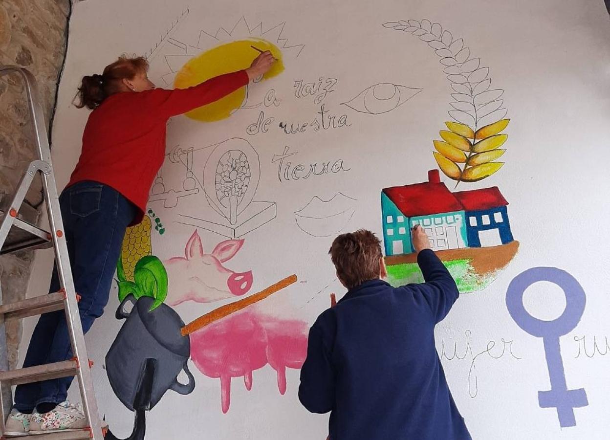 Las mujeres han trasladado a la pared las costumbres rurales a través de sus pinturas.