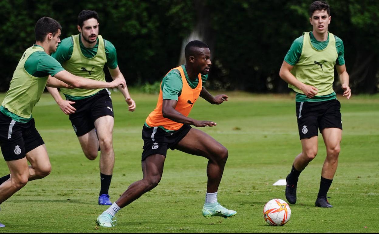 Entrenamiento del Racing esta semana en La Albericia. 