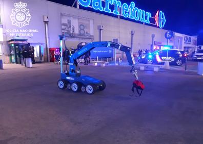 Imagen secundaria 1 - Imágenes del simulacro en el exterior del centro comercial y la intervención de la Unidad de Guías Caninos.