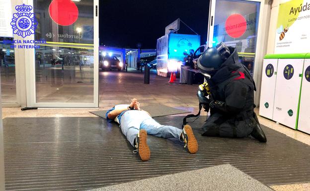 Uno de los terroristas fue abatido en la entrada del centro comercial.
