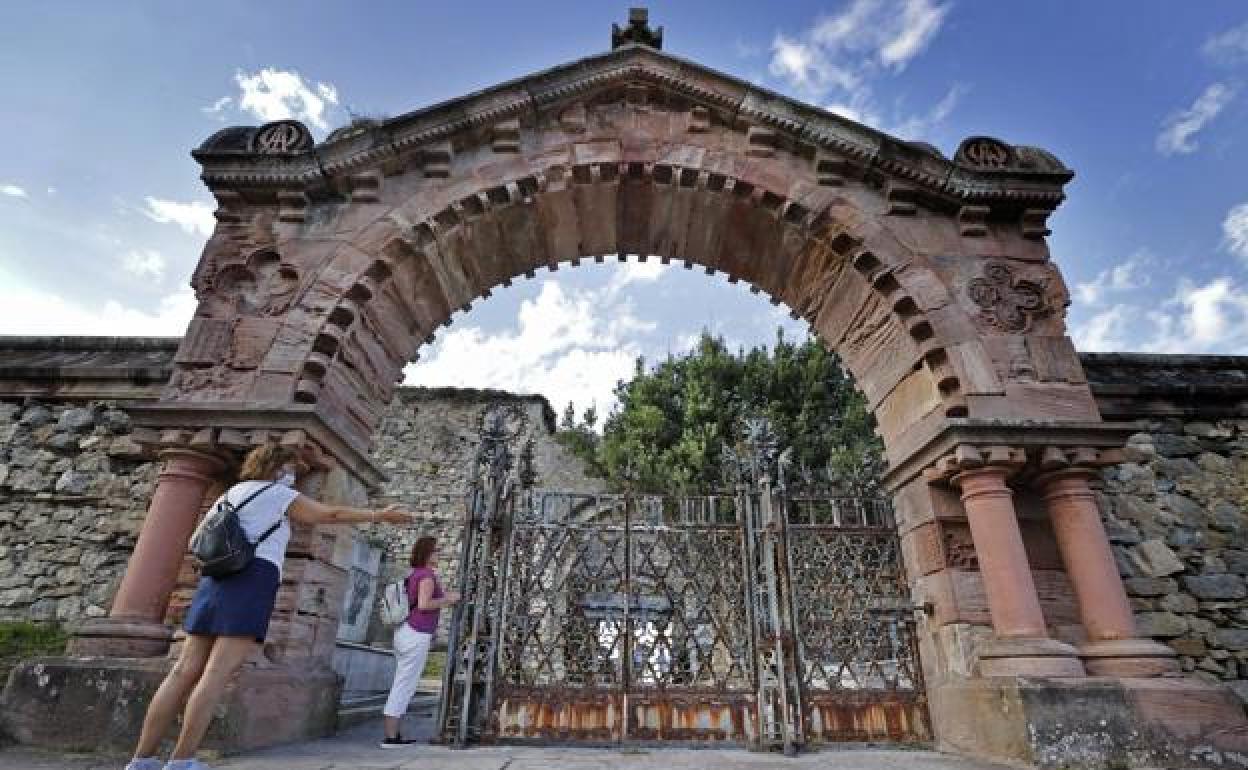 Verja ornamental del cementerio de Comillas de Domènech i Montaner. 