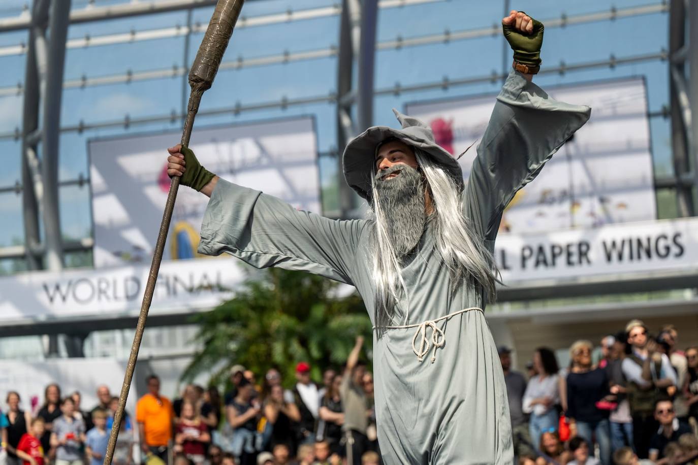 Javier Gutiérrez, vestido de Gandalf del Señor de los Anillos, tras su actuación en la final de la categoría de acrobacia de la Red Bull Paper Wings.