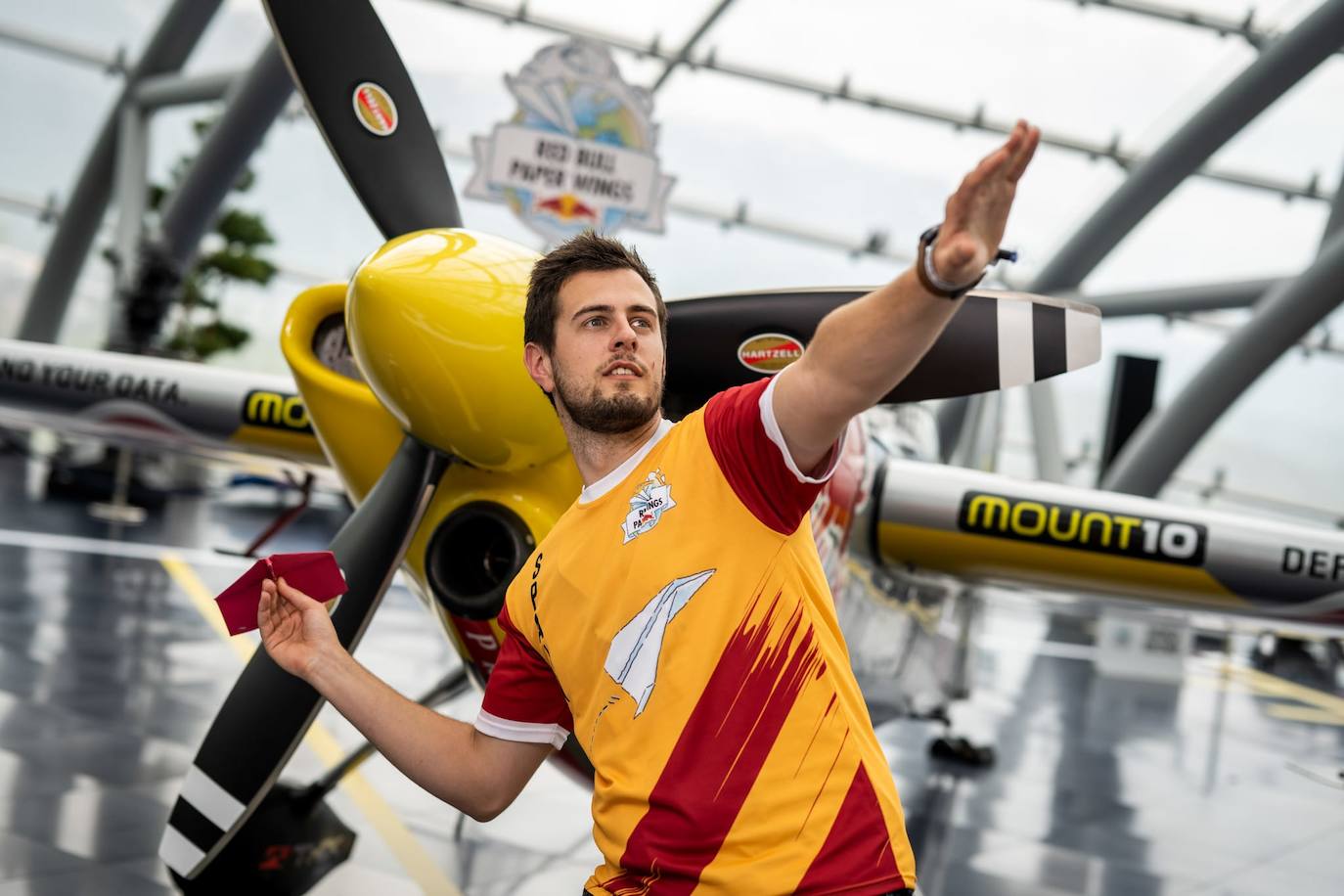 Javier posa con la equipación de España y uno de sus aviones en las instalaciones donde se disputó la final.