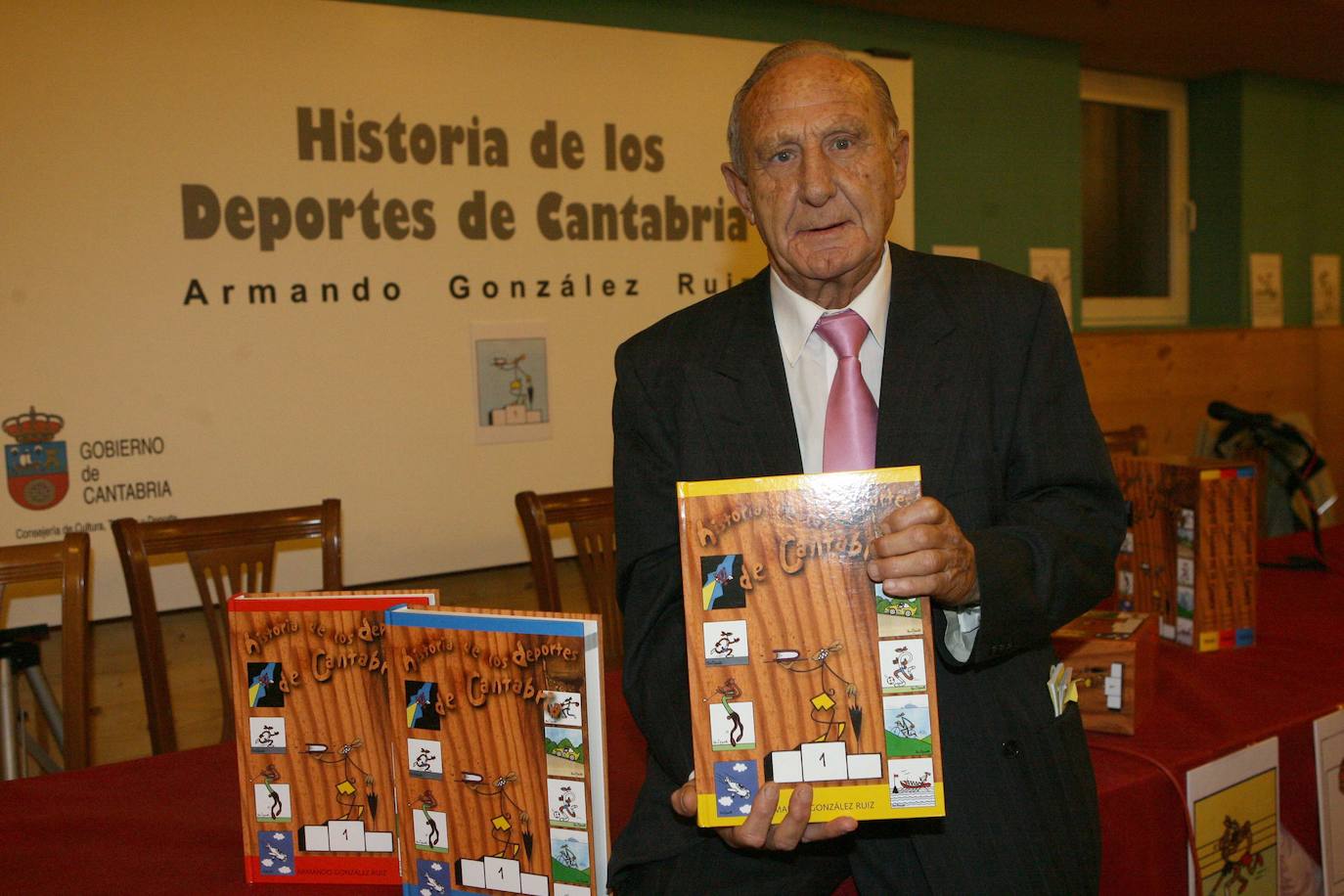 Imagen de archivo de Armando González, en la presentación de los tomos de la Historia de los Deportes de Cantabria.