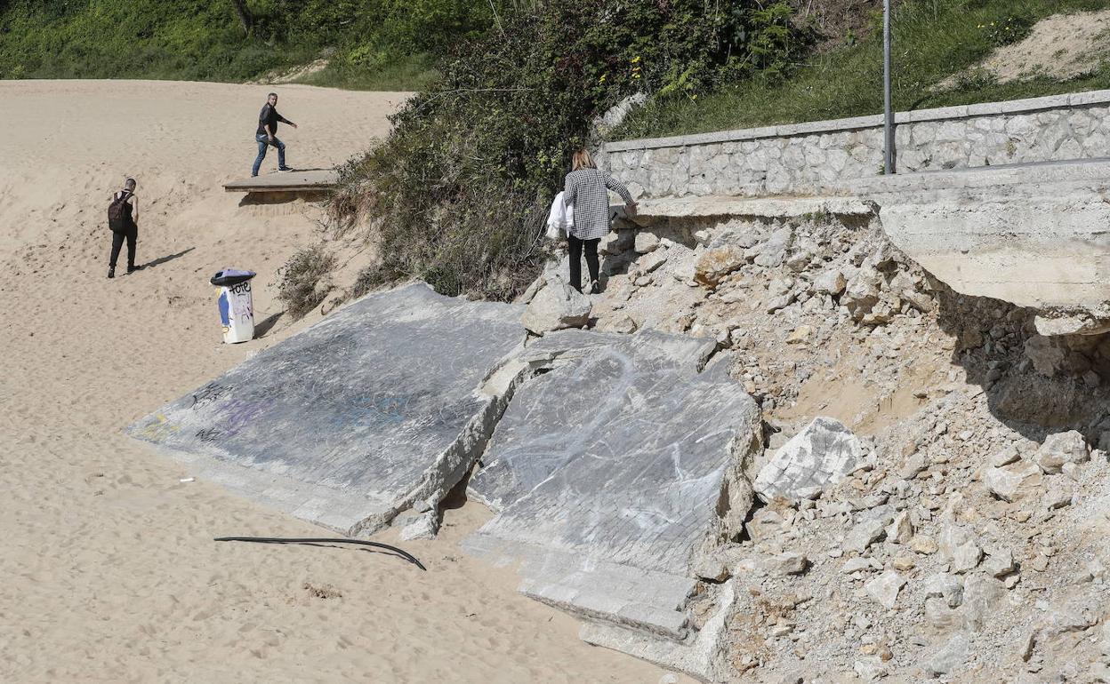 La borrasca con la que arrancó 2021 se llevó por delante la rampa de entrada a la playa de Los Peligros 