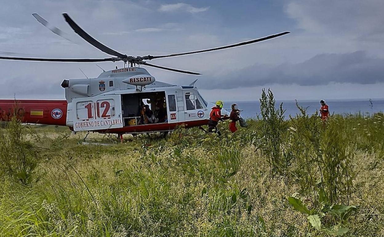 El helicóptero tras tomar tierra con los jóvenes 