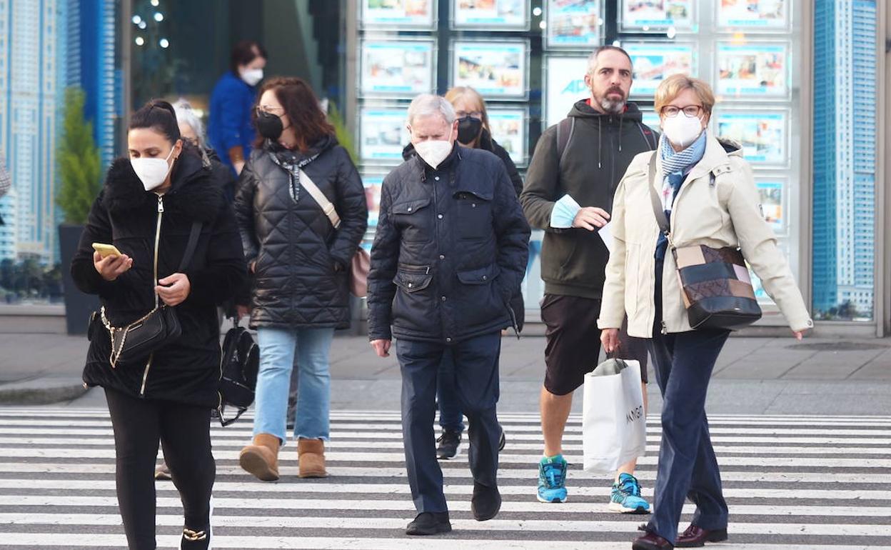 Muchos ciudadanos cántabros mantienen el uso de la mascarilla en el exterior.