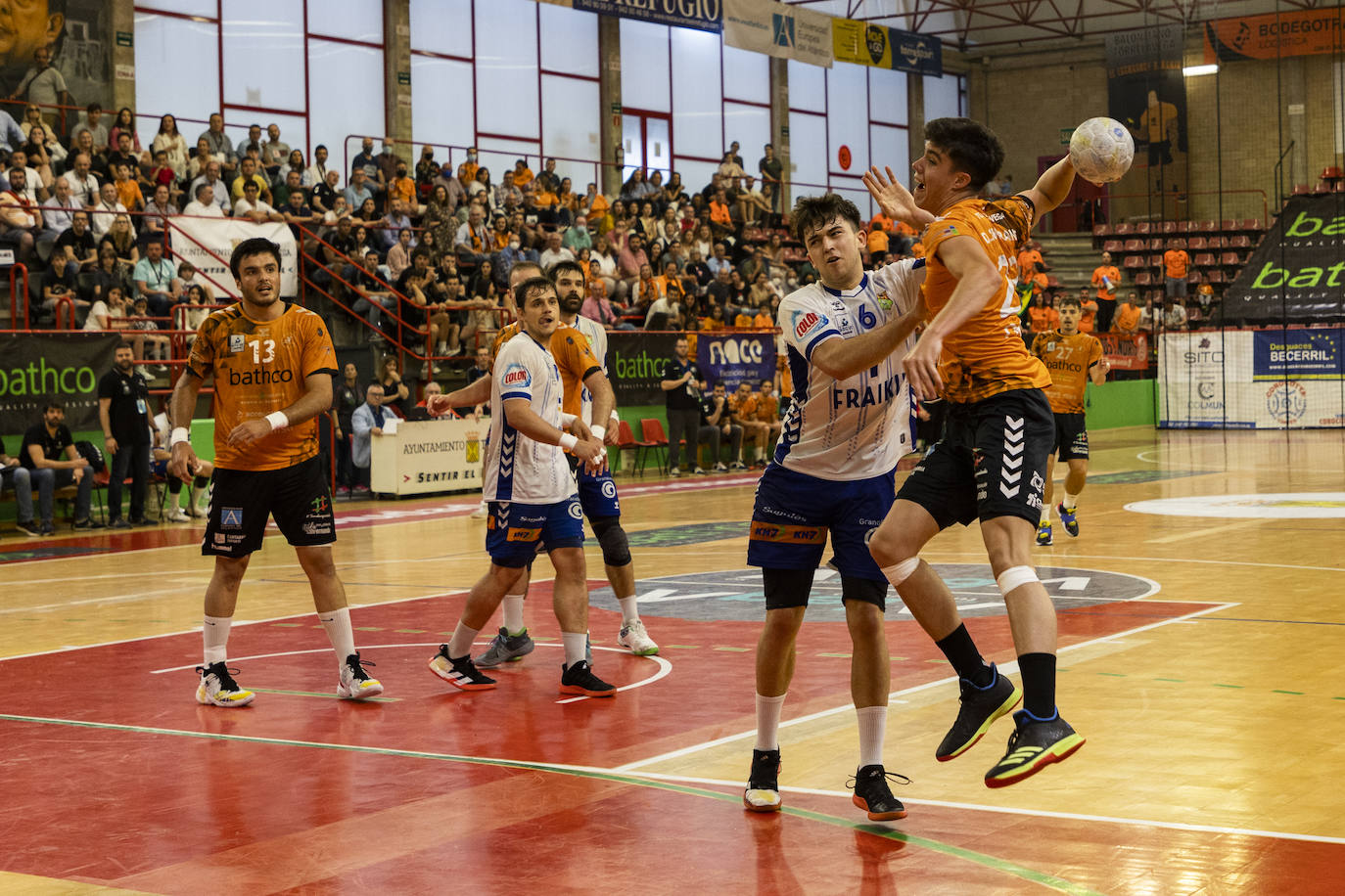 Fotos: La derrota ante Granollers no empaña la fiesta al Bathco