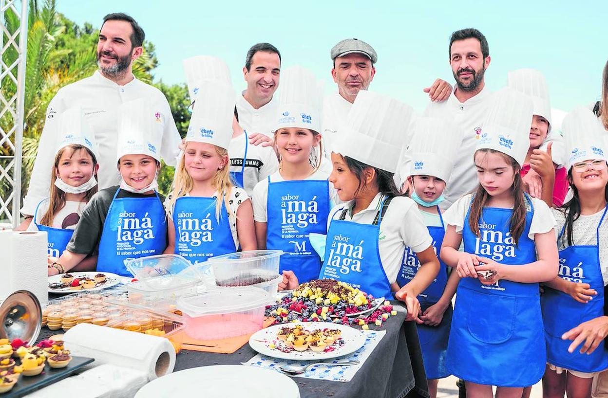 Mario Sandoval, Óscar Velasco, Jesús Sánchez e Iván Cerdeño, con un grupo de niños con los que desarrollaron los talleres. 