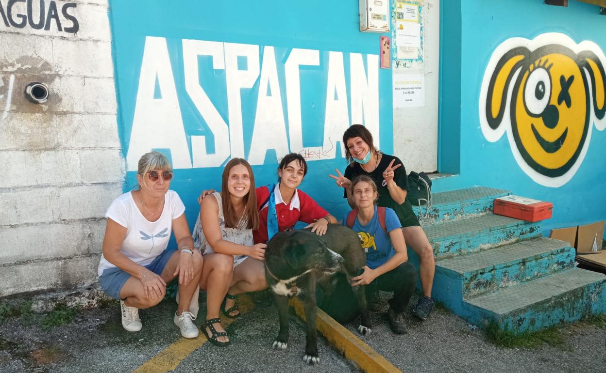 Voluntarias de Aspacan a las puertas de su sede con uno de los animales a los que brindan refugio y protección 