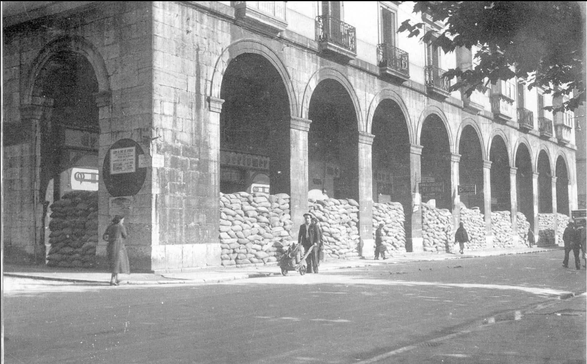 Se trata de un refugio improvisado con sacos terreros en los arcos del edificio Botín, en la Plaza de la Libertad, actual Plaza Pombo